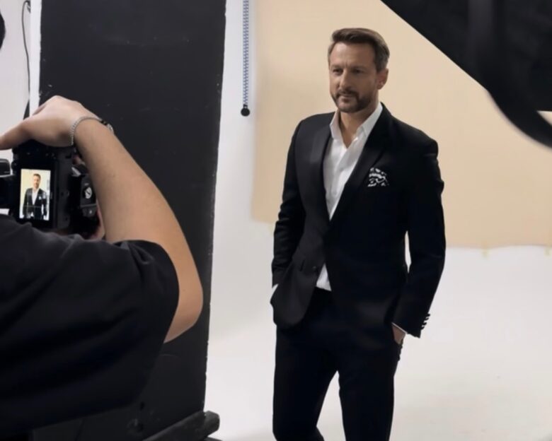 Κώστας Καραφώτης: Στα backstage της φωτογράφισης για τις νυχτερινές του εμφανίσεις με την Ματθαία Σπιταδάκη