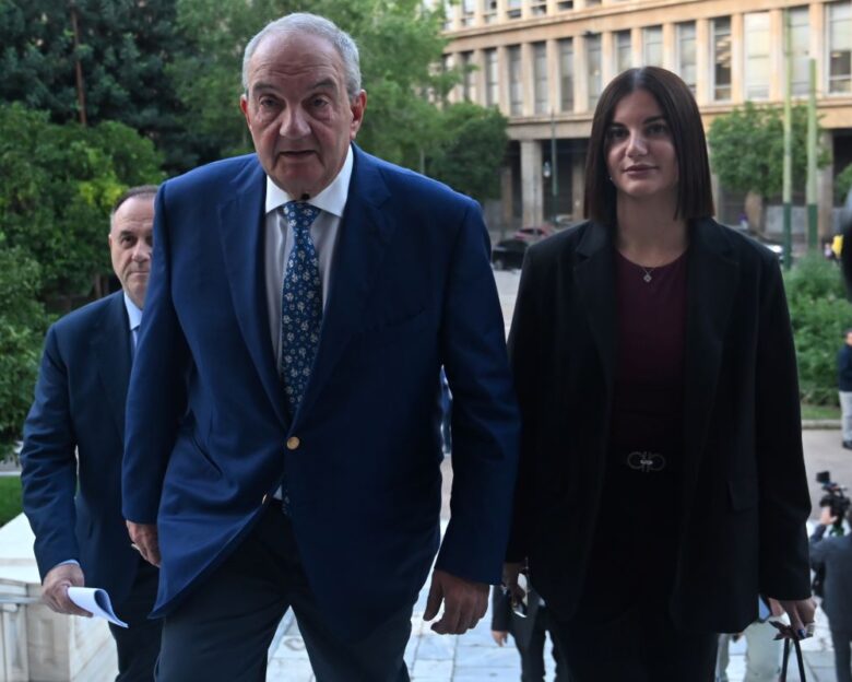 Ο Κώστας Καραμανλής με την κόρη του και «γαλάζια» στελέχη σε εκδήλωση για την Άννα Ψαρούδα – Μπενάκη