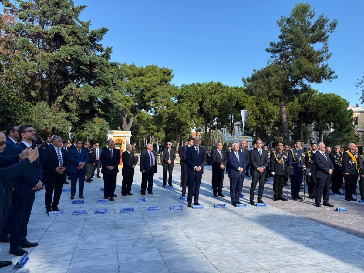 Παρέλαση 28 Οκτωβρίου: Απούσα πλην Νατσιού η αντιπολίτευση από το τρισάγιο και την κατάθεση στεφάνου στη Θεσσαλονίκη – Θερμή χειραψία Μητσοτάκη – Δένδια