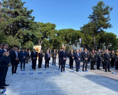 Παρέλαση 28 Οκτωβρίου: Απόντες Ανδρουλάκης, Φάμελλος από το τρισάγιο και την κατάθεση στεφάνου στη Θεσσαλονίκη – Θερμή χειραψία Μητσοτάκη – Δένδια