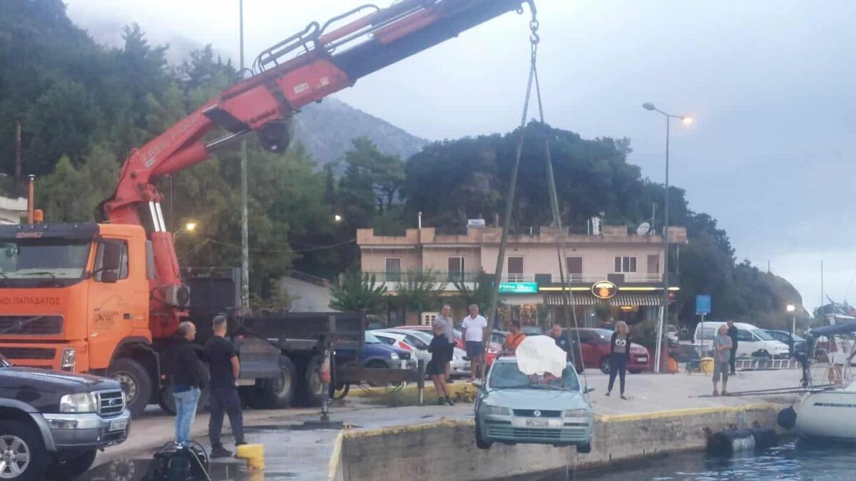 όχημα που ανασύρθηκε από τη θάλασσα