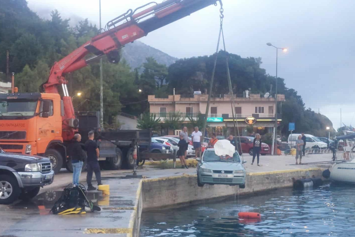όχημα που ανασύρθηκε από τη θάλασσα