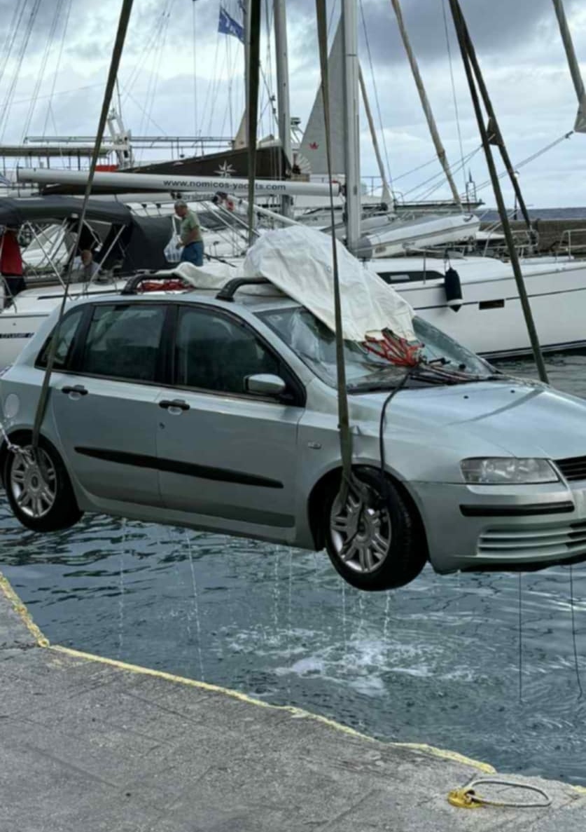 όχημα που ανασύρθηκε από τη θάλασσα