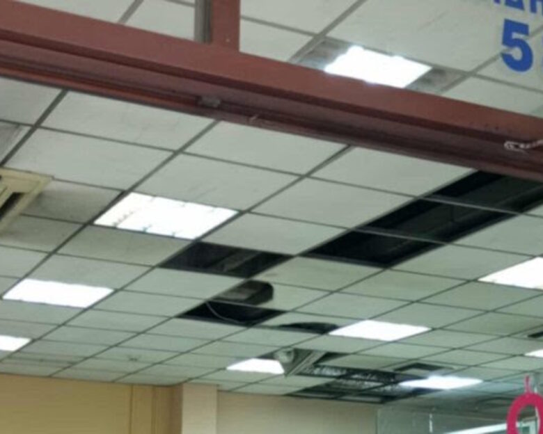 Το Κέντρο Υγείας Αθήνας πλημμύρισε, έπεσαν κομμάτια από την οροφή και έμεινε χωρίς ρεύμα