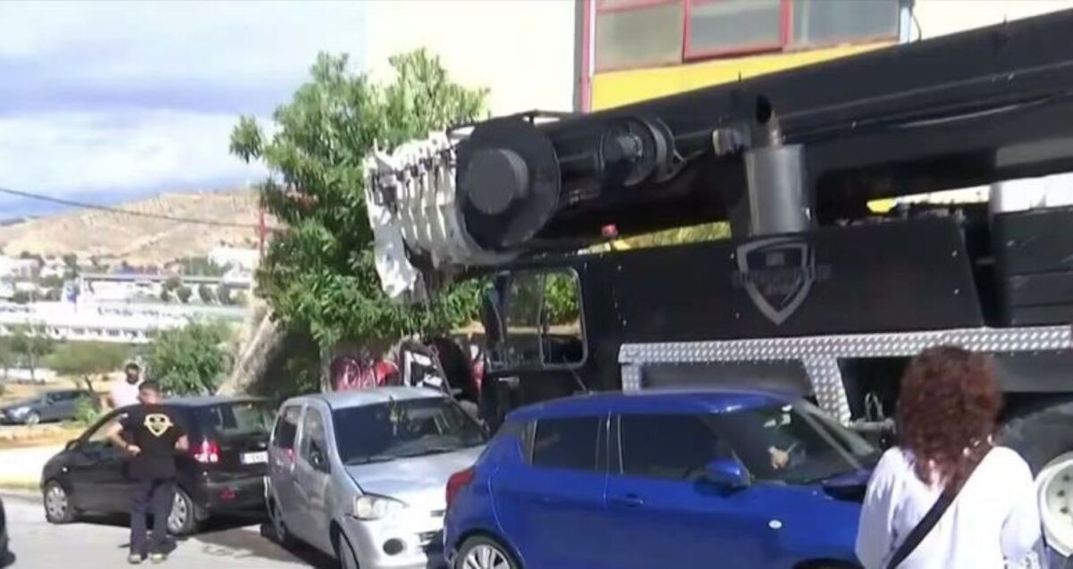 Κερατσίνι: Γερανός έπεσε πάνω σε δέκα σταθμευμένα αυτοκίνητα