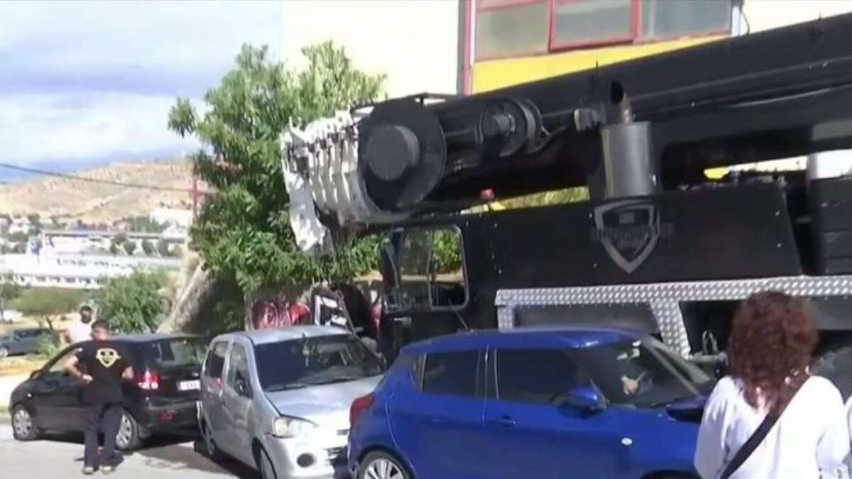 Κερατσίνι: Γερανός έπεσε πάνω σε δέκα σταθμευμένα αυτοκίνητα έξω από το Κολυμβητήριο