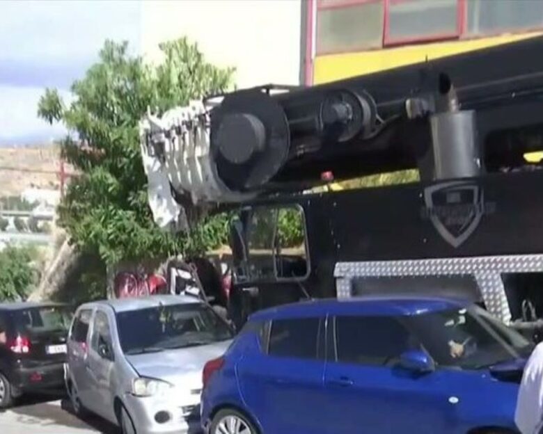 Κερατσίνι: Γερανός έπεσε πάνω σε δέκα σταθμευμένα αυτοκίνητα