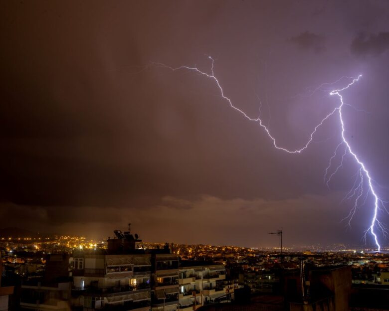 Καιρός: Νερό με το τουλούμι στα δυτικά, σε Πελοπόννησο και νησιά ανατολικού Αιγαίου – Έπεσαν πάνω από 18.000 κεραυνοί