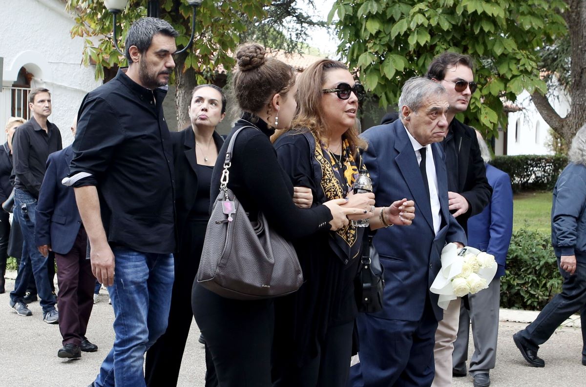 Συγγενείς και φίλοι στην κηδεία του Γιώργου Νιάρχου