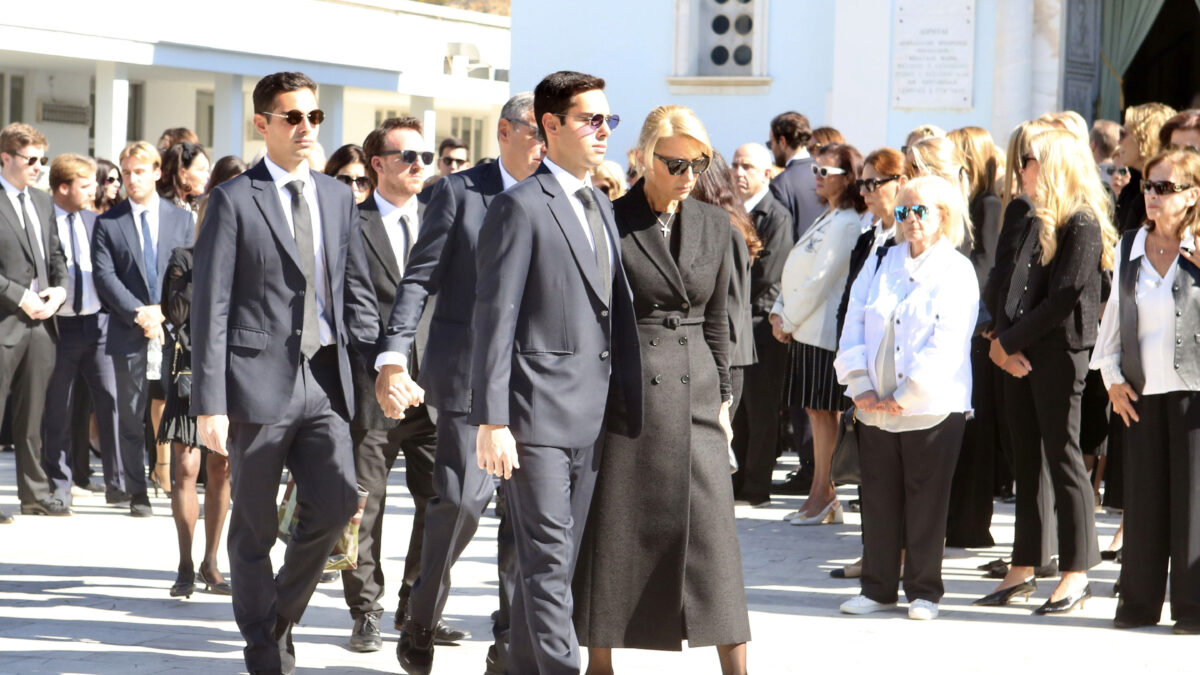 Η Μπέσυ Λαιμού με τους γιους της