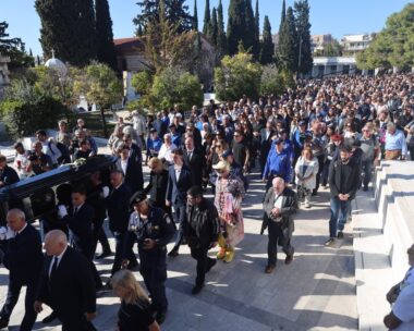 Στιγμιότυπο από την κηδεία του Διονύση Σαββόπουλου