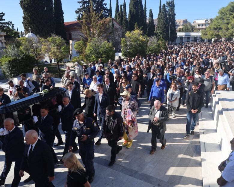 Διονύσης Σαββόπουλος: Το «τελευταίο χειροκρότημα» στον σπουδαίο τραγουδοποιό – Η Ελλάδα αποχαιρέτησε τον αγαπημένο «Νιόνιο»