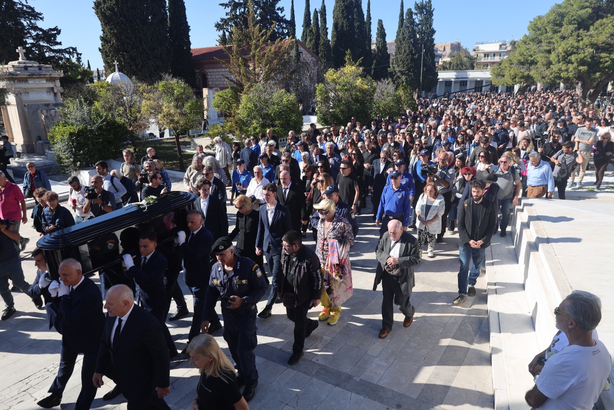 Στιγμιότυπο από την κηδεία του Διονύση Σαββόπουλου