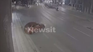 Λεωφόρος Κηφισίας: Βίντεο ντοκουμέντο με την τρελή πορεία του αυτοκινήτου που καρφώθηκε σε τζαμαρία των ΕΛΤΑ
