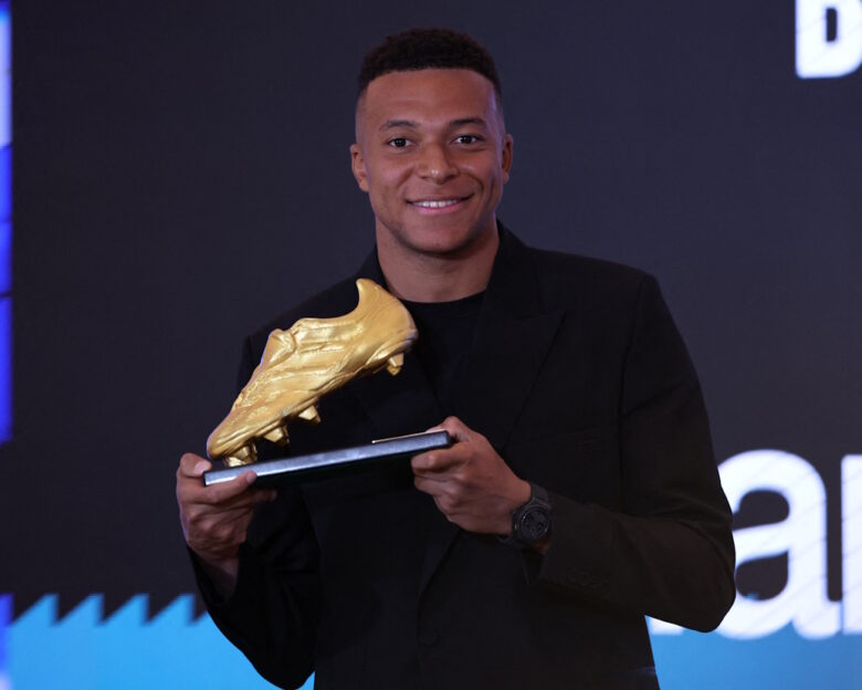 Ο Κιλιάν Εμπαπέ της Ρεάλ Μαδρίτης παρέλαβε το «Χρυσό Παπούτσι», ως πρώτος σκόρερ στην Ευρώπη την περσινή σεζόν