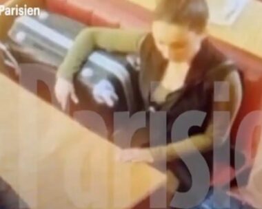 Η 27χρονη μέσα σε καφετέρια, κουβαλώντας την βαλίτσα στην οποία έχει βάλει μέσα το 12χρονο θύμα