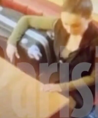 Η 27χρονη μέσα σε καφετέρια, κουβαλώντας την βαλίτσα στην οποία έχει βάλει μέσα το 12χρονο θύμα