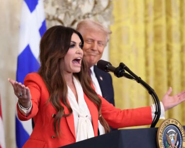 H νέα πρέσβειρα των ΗΠΑ στην Αθήνα, Κίμπερλι Γκιλφόιλ με τον Αμερικανό Πρόεδρο, Ντόναλντ Τραμπ