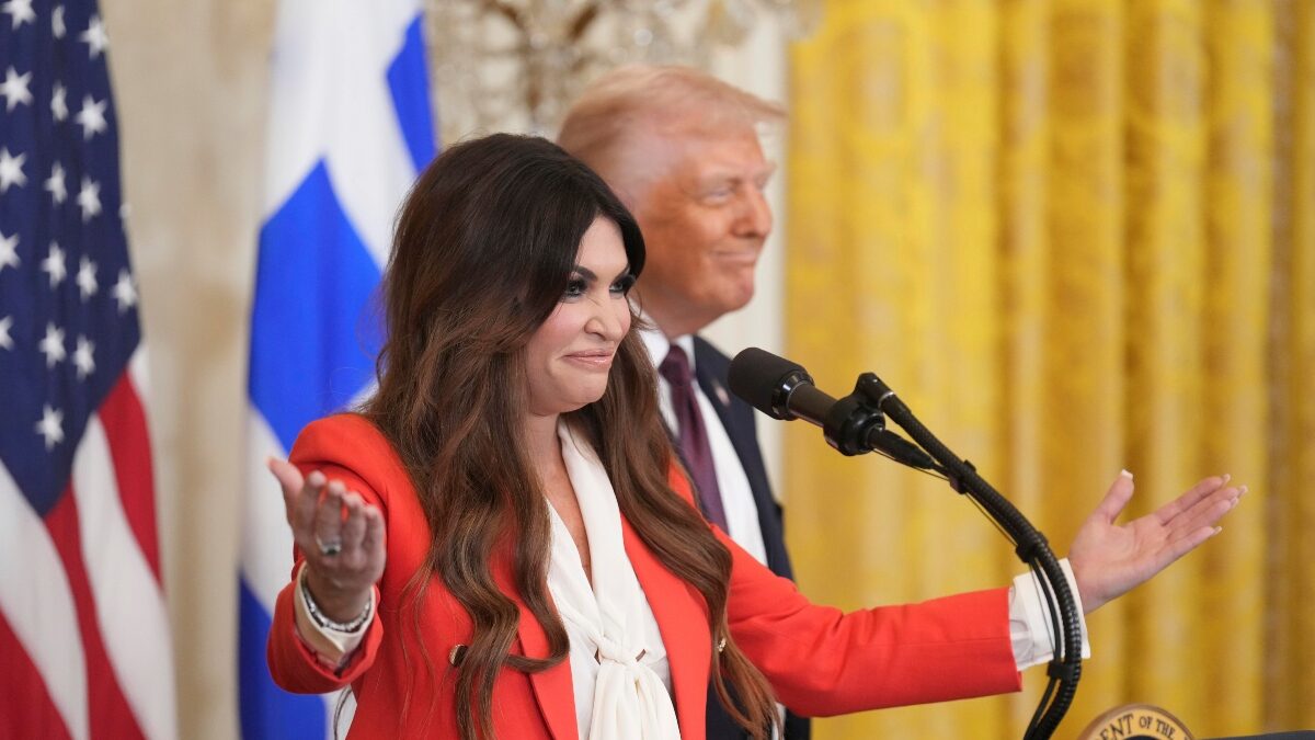 Η Κίμπερλι Γκιλφόιλ δίπλα από τον Ντόναλντ Τραμπ