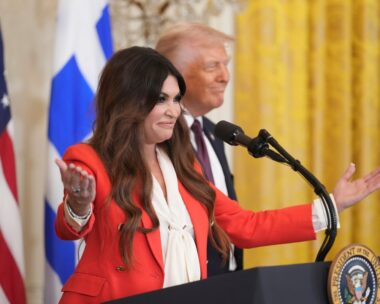 Η Κίμπερλι Γκιλφόιλ δίπλα από τον Ντόναλντ Τραμπ