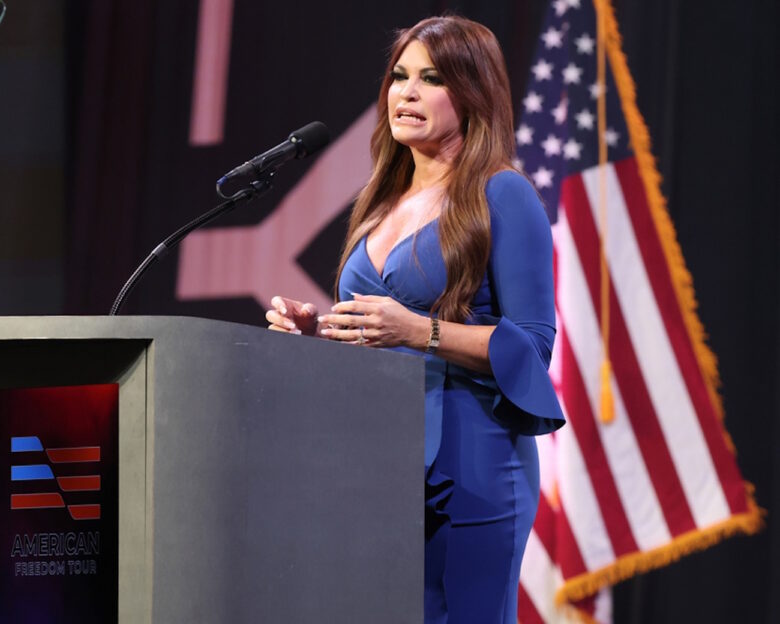 Στην Αθήνα με ιδιωτικό τζετ και υπό άκρα μυστικότητα, η νέα πρέσβειρα των ΗΠΑ Κίμπερλι Γκιλφόιλ  αναβαθμισμένη η θητεία της  τρεις υπουργούς έστειλε ο Τραμπ  η ελληνική προσδοκία για μια πρόσκληση από τον Λευκό Οίκο  ιδιωτική εταιρεία καθαρισμού έπιασε δουλειά στον Άγνωστο Στρατιώτη  δεν αντέδρασαν συγγενείς των θυμάτων των Τεμπών και αλληλέγγυοι  όλοι εναντίον όλων, πολλά νεύρα στο πολιτικό σύστημα