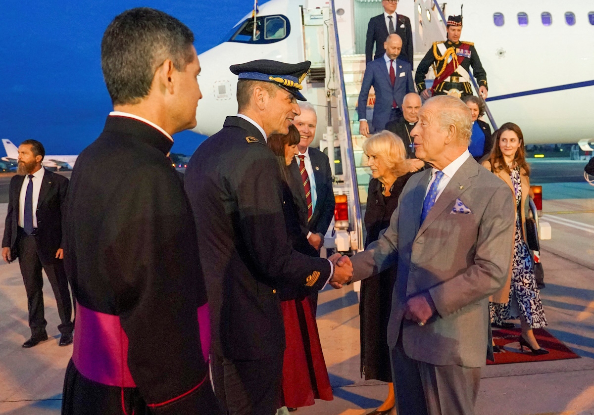 Η πρώτη επίσημη επίσκεψη του βασιλιά Κάρολου και της βασίλισσας Καμίλα της Βρετανίας στην Αγία Έδρα από την εκλογή του Πάπα Λέοντα XIV