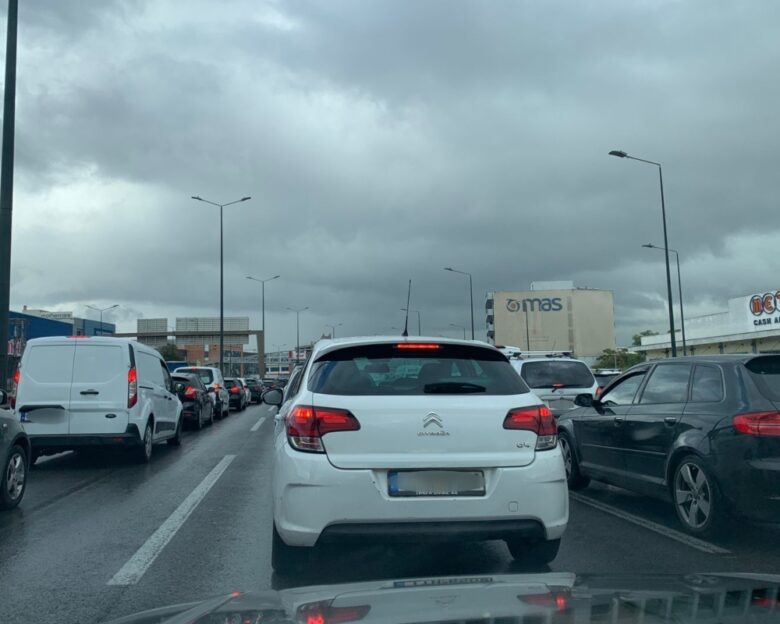 Κίνηση στους δρόμους: «Έμφραγμα» σε κεντρικούς δρόμους – Μποτιλιάρισμα και μεγάλες καθυστερήσεις λόγω βροχής