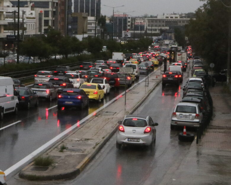 Η βροχή έχει μετατρέψει τους δρόμους της Αττικής σε απέραντο πάρκινγκ – Στο κόκκινο Αττική οδός, Κηφισίας, Κηφισός και Μεσογείων