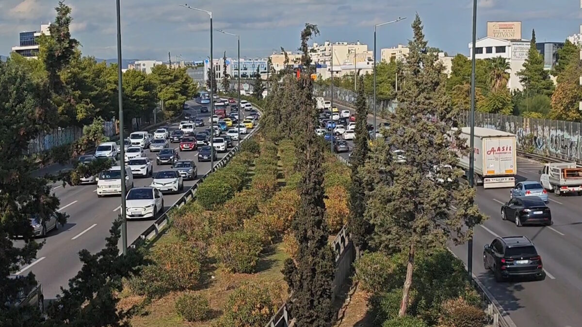 Κίνηση στους δρόμους: «Στο κόκκινο» ο Κηφισός και το κέντρο – Προβλήματα σε Κηφισίας και Μεσογείων