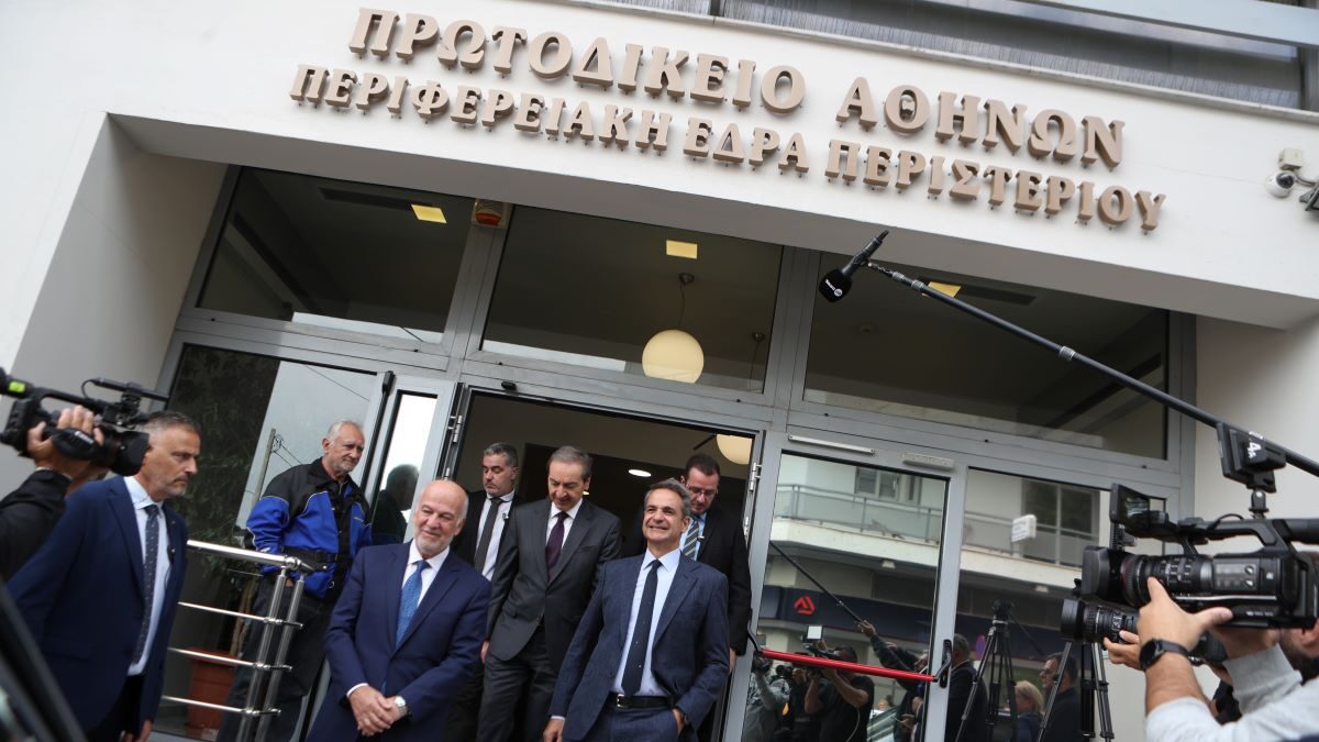 Ο πρωθυπουργός Κυριάκος Μητσοτάκης με τον υπουργό Δικαιοσύνης Γιώργος Φλωρίδης