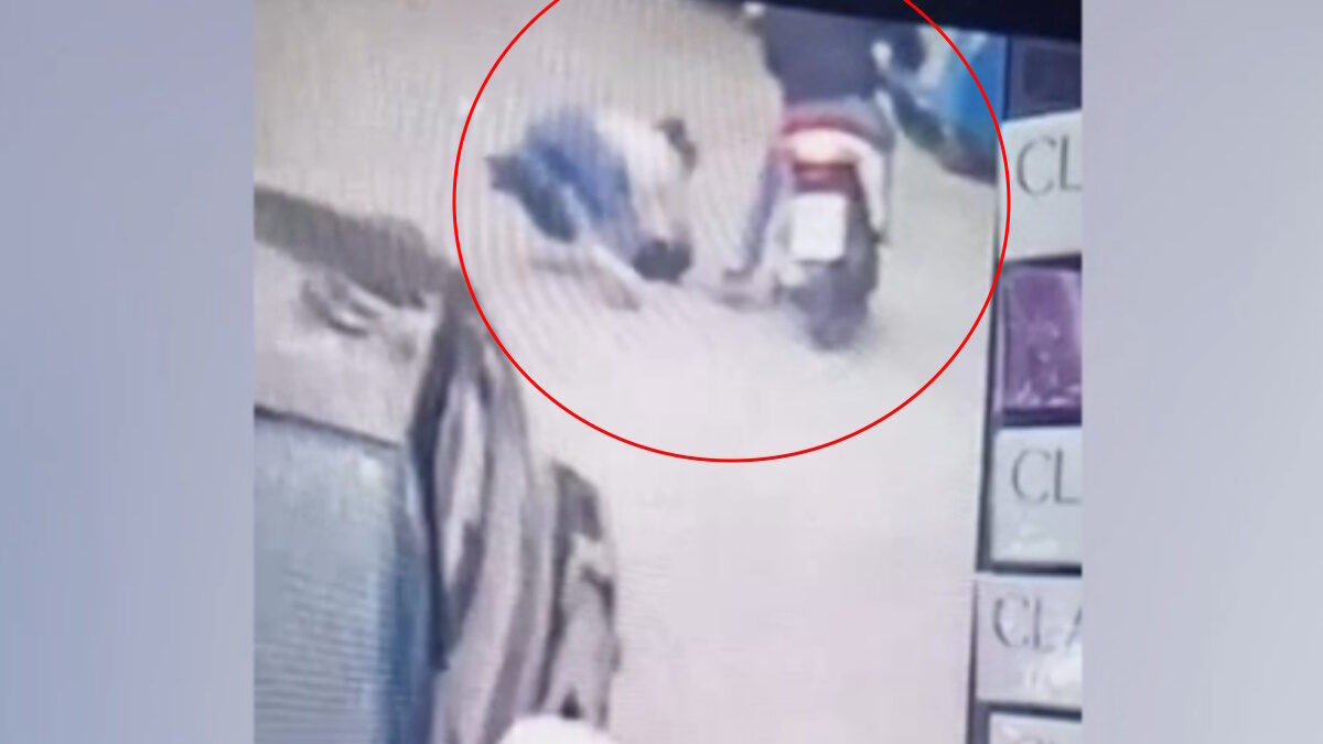 Η στιγμή που ο 41χρονος ρίχνει κάτω το θύμα του