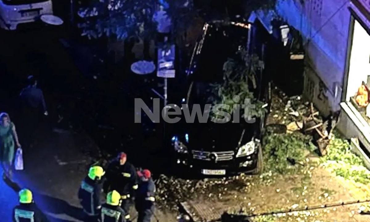 To τζιπ που έπεσε πάνω σε εστιατόριο στο Κολωνάκι