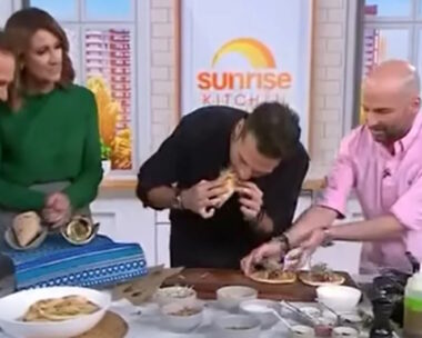 Ο Κωνσταντίνος Αργυρός δοκίμασε σουβλάκι από καγκουρό σε πρωινή εκπομπή της Αυστραλίας