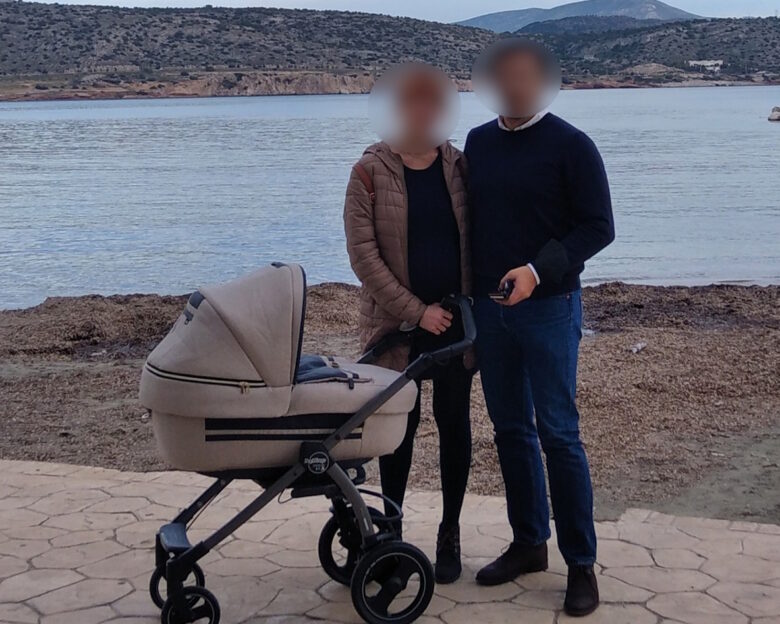 Κορωπί: «Ήταν διαρκώς στεναχωρημένη και το παιδί τρομαγμένο», λέει γειτόνισσα της 40χρονης που ξυλοκοπήθηκε από τον σύζυγό της
