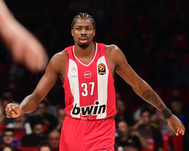 Ρεπόρτερ NBA: «Ο Κώστας Αντετοκούνμπο παίζει στον Ολυμπιακό, οπότε δεν μπορεί να πάει και αυτός στους Μπακς»