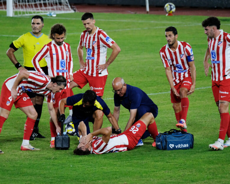 Ο Ηλίας Κωστής υπέστη ρήξη χιαστού στο φιλικό της Ατλέτικο Μαδρίτης με την Ίντερ στη Λιβύη