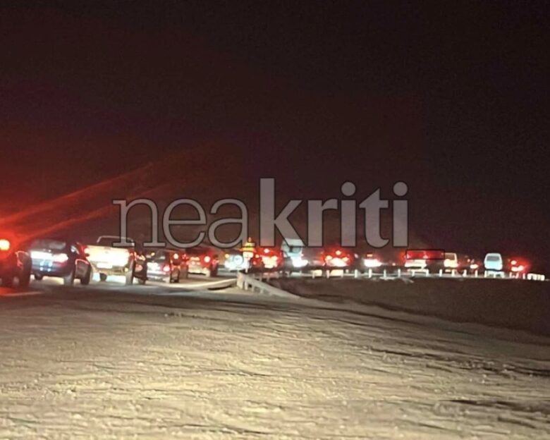 Κυκλοφοριακό χάος και ουρές χιλιομέτρων στον ΒΟΑΚ από το μπλόκο των αγροτών