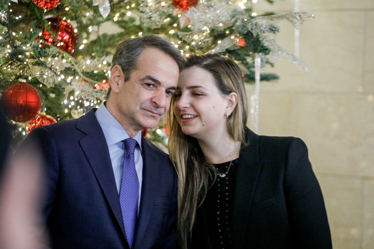 Ο πρωθυπουργός, Κυριάκος Μητσοτάκης με την κόρη του, Σοφία στο Μαξίμου την περίοδο των γιορτών