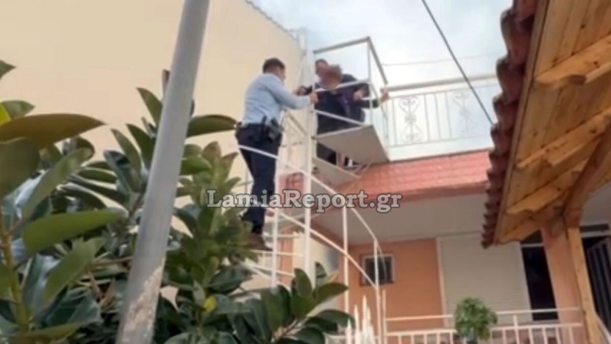 Η στιγμή που αστυνομικοί σώζουν την ηλικιωμένη