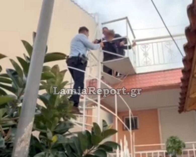 Λαμία: Αστυνομικοί έσωσαν ηλικιωμένη από καπνούς – Είχε πιάσει φωτιά το διπλανό σπίτι