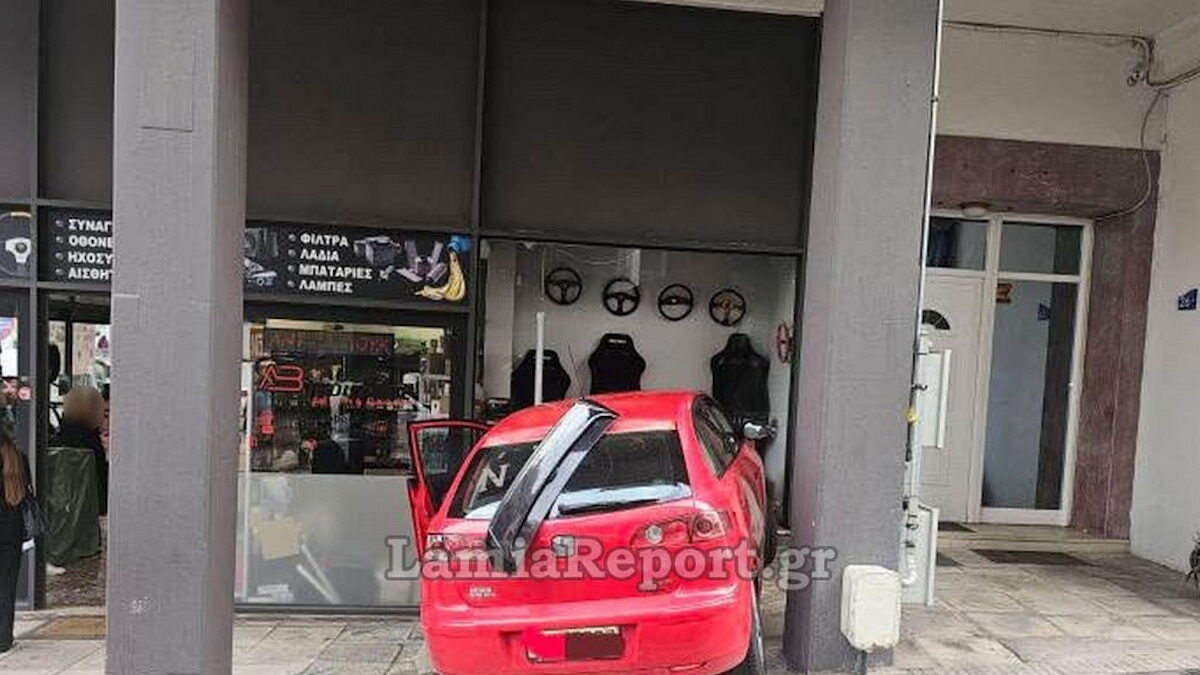 Το αυτοκίνητο που έπεσε πάνω στην βιτρίνα