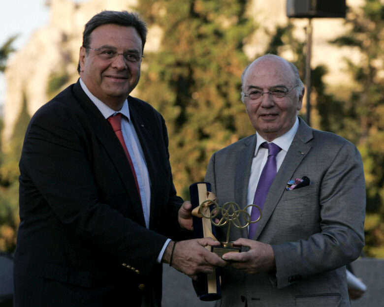 Λάμπης Νικολάου: Η ΕΟΕ θρηνεί για το θάνατο του πρώην προέδρου της – Μεσίστιες σημαίες και υποτροφίες στη μνήμη του