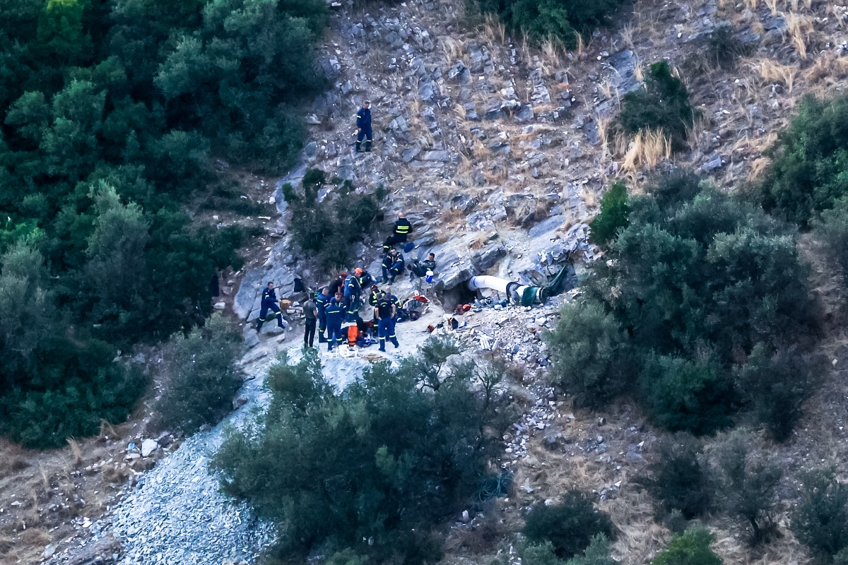 Πυροσβέστες προσπαθούν να απεγκλωβίσουν άνδρα