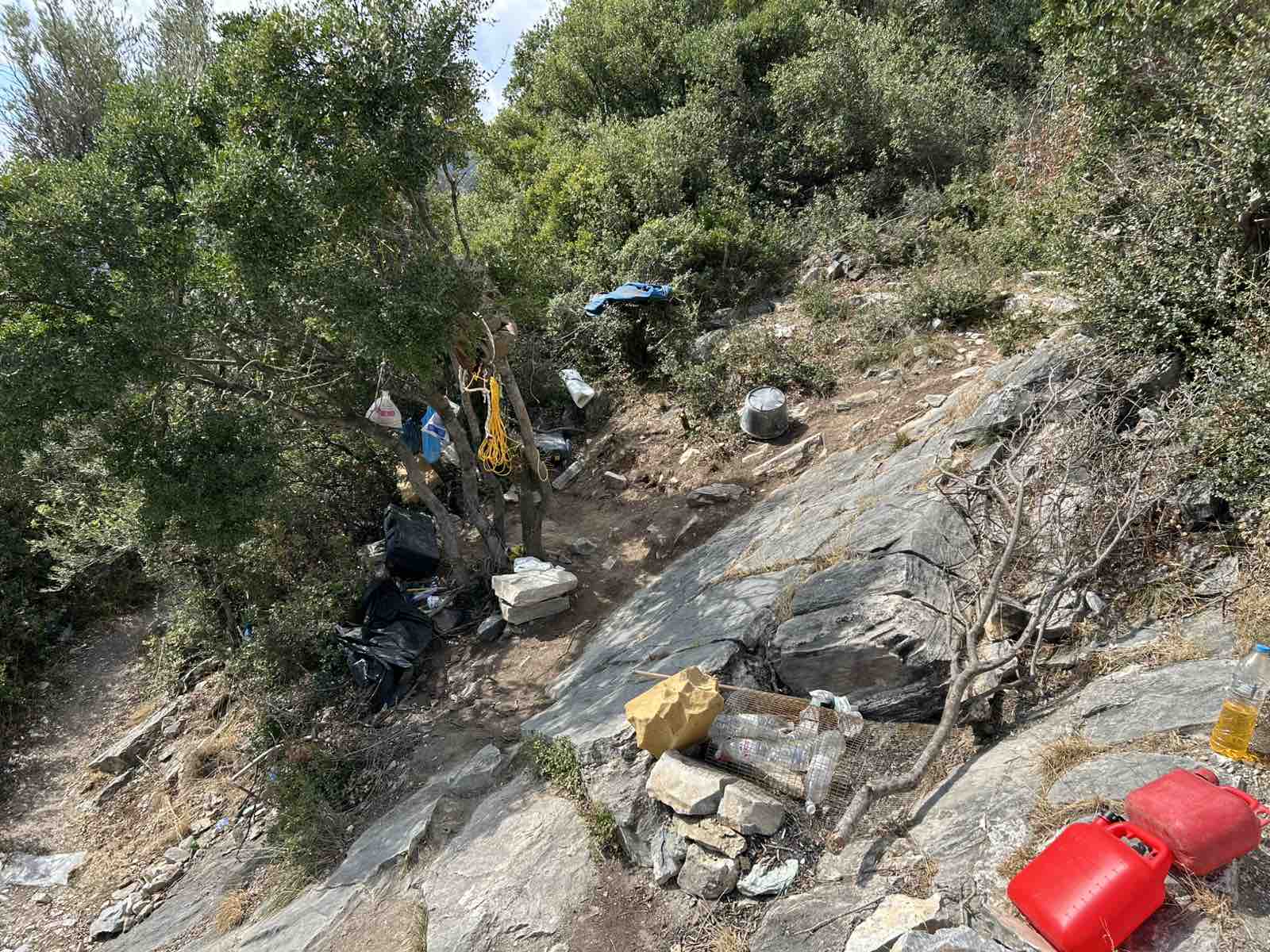 Εργαλεία έξω από την σπηλιά