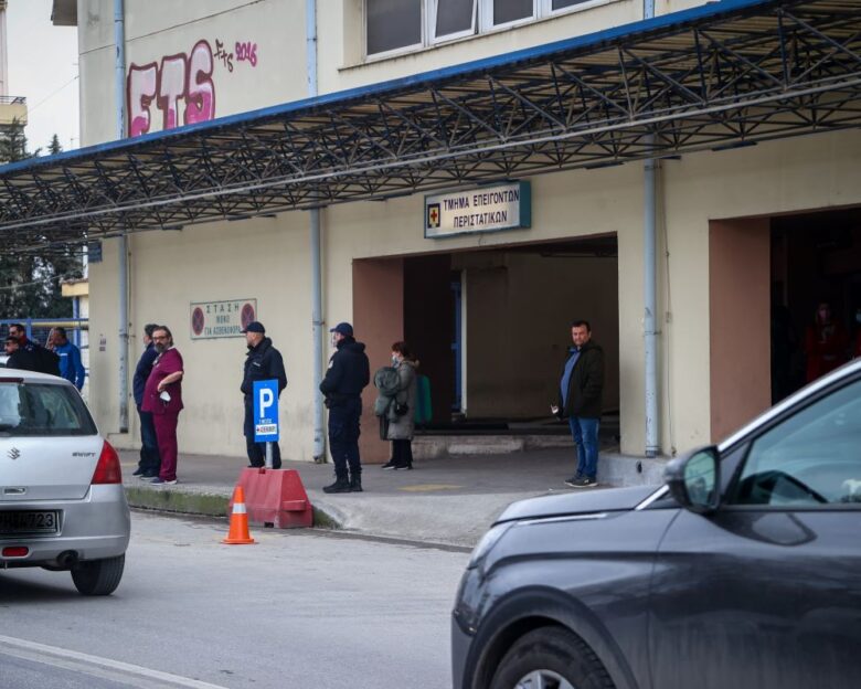 Λάρισα: «Μας είπαν ότι έπαθε εισρόφηση τη νύχτα και ανακοπή» λέει συγγενής του 1 μηνός βρέφους που πέθανε