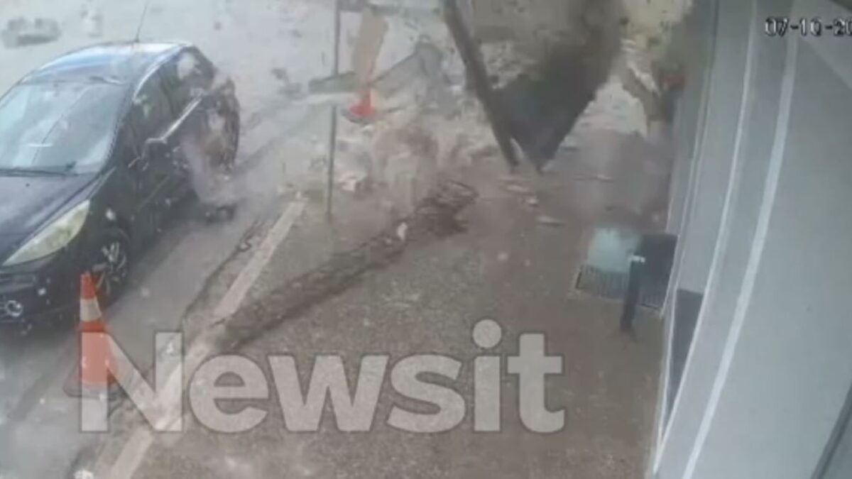 Η στιγμή που το μπαλκόνι πέφτει