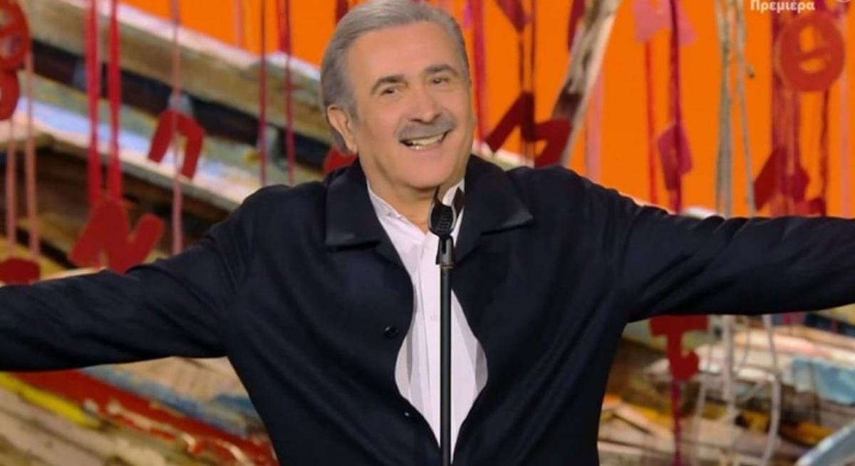 Αλ Τσαντίρι Νιουζ: Ο Λάκης Λαζόπουλος επέστρεψε στην τηλεόραση τραγουδώντας Διονύση Σαββόπουλο – Καλεσμένος ο Απόστολος Γκλέτσος