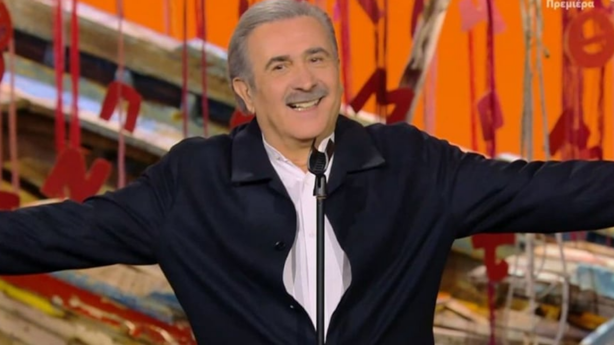 Αλ Τσαντίρι Νιουζ: Ο Λάκης Λαζόπουλος επέστρεψε στην τηλεόραση τραγουδώντας Διονύση Σαββόπουλο – Καλεσμένος ο Απόστολος Γκλέτσος