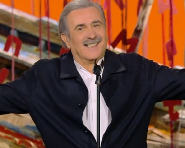 Αλ Τσαντίρι Νιουζ: Ο Λάκης Λαζόπουλος επέστρεψε στην τηλεόραση τραγουδώντας Διονύση Σαββόπουλο – Καλεσμένος ο Απόστολος Γκλέτσος