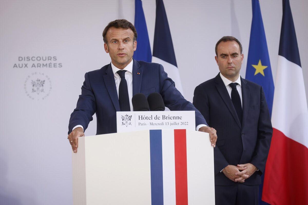 Ο Γάλλος πρόεδρος Εμανουέλ Μακρόν, με τον Σεμπαστιάν Λεκορνί